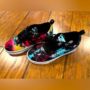 Heely’s Youth Boys skate shoes.  Size 4youth.  LIKE NEW!